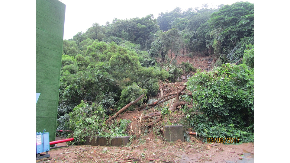 因為瞬間強降雨造成土石崩塌溢堤，致使地基被掏空、聯外道路堵塞、90多處邊坡坍方等災害。